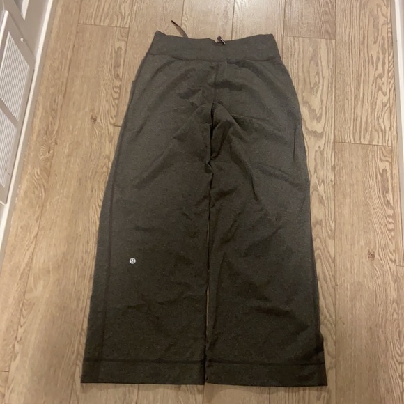 Lululemon wide leg pants/capris size 4 - Picture 2 of 2